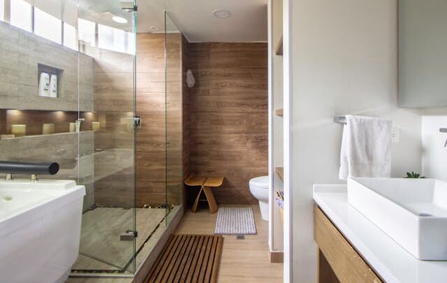 Brązowe dywaniki łazienkowe – ciepło i styl w domowej łazience